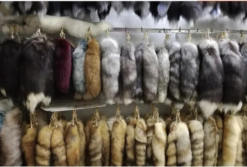 15.75 Inch Long Fluffy Faux Fur Tail Keychain, Fake Animal Tails for Handbags Backpacks Charm Tassel Ornaments (Orange-Black)
