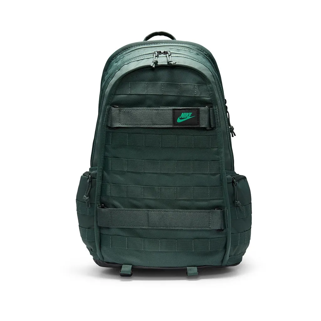 NIKE | SPORTSWEAR RPM 26 LITRE BACKPACK. VINTAGE GREEN/BLACK/STADIUM GREEN