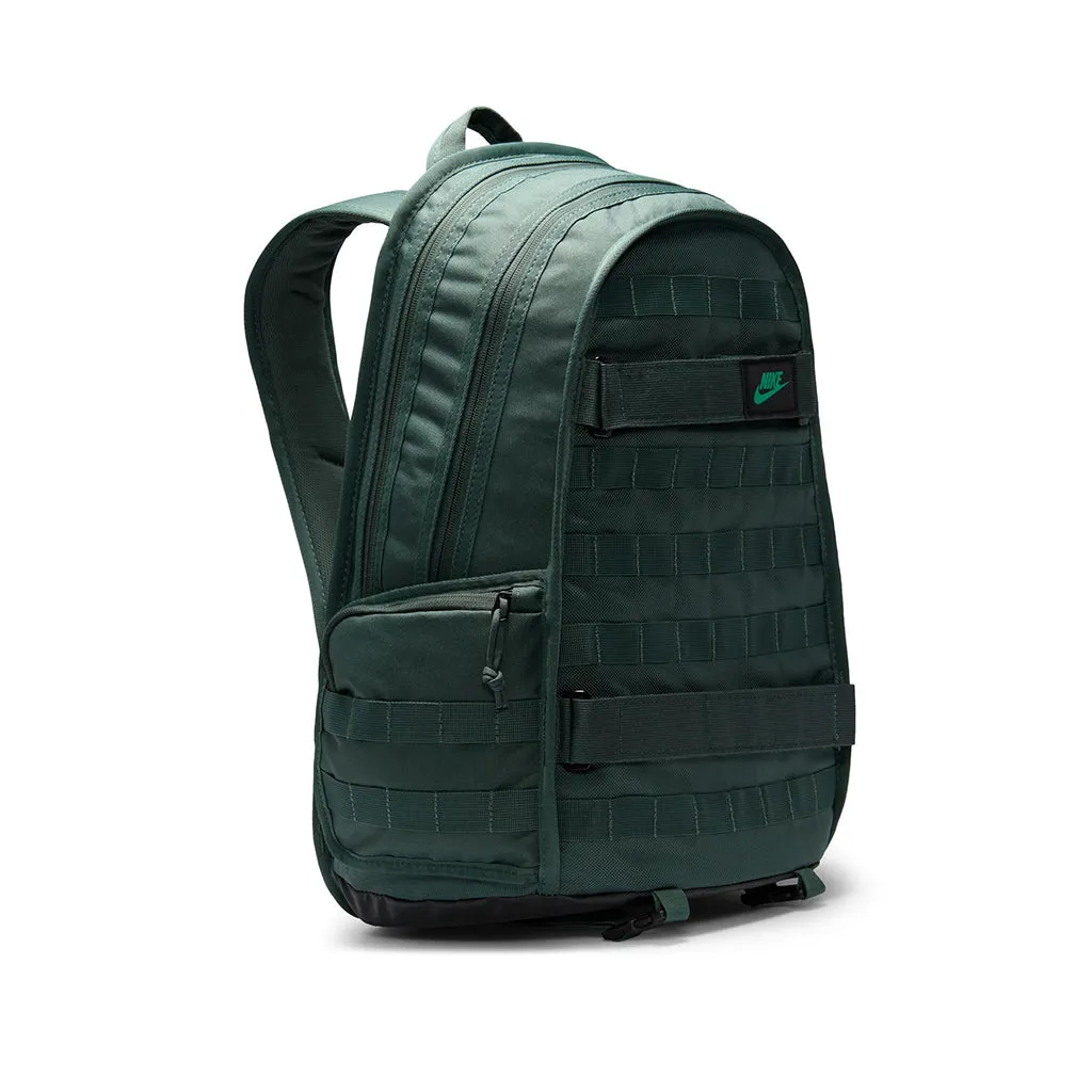 NIKE | SPORTSWEAR RPM 26 LITRE BACKPACK. VINTAGE GREEN/BLACK/STADIUM GREEN