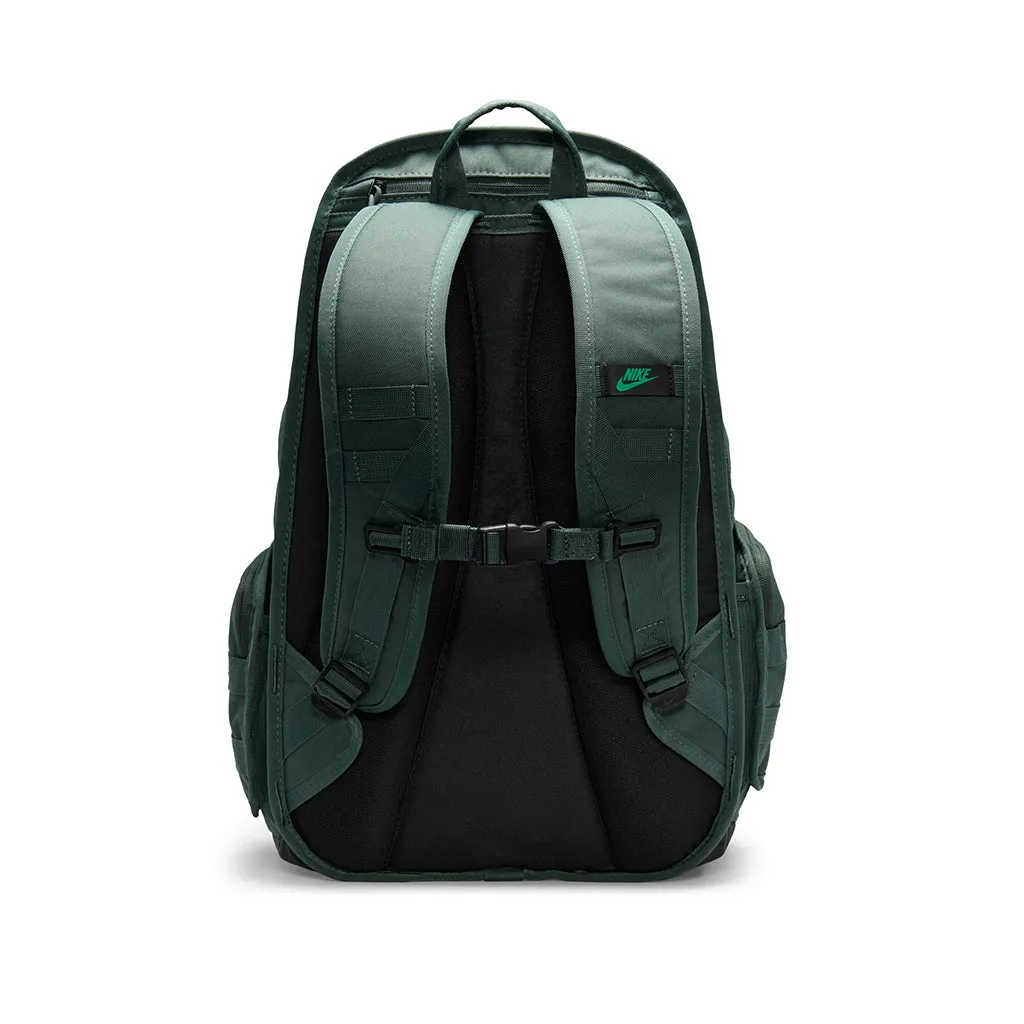 NIKE | SPORTSWEAR RPM 26 LITRE BACKPACK. VINTAGE GREEN/BLACK/STADIUM GREEN