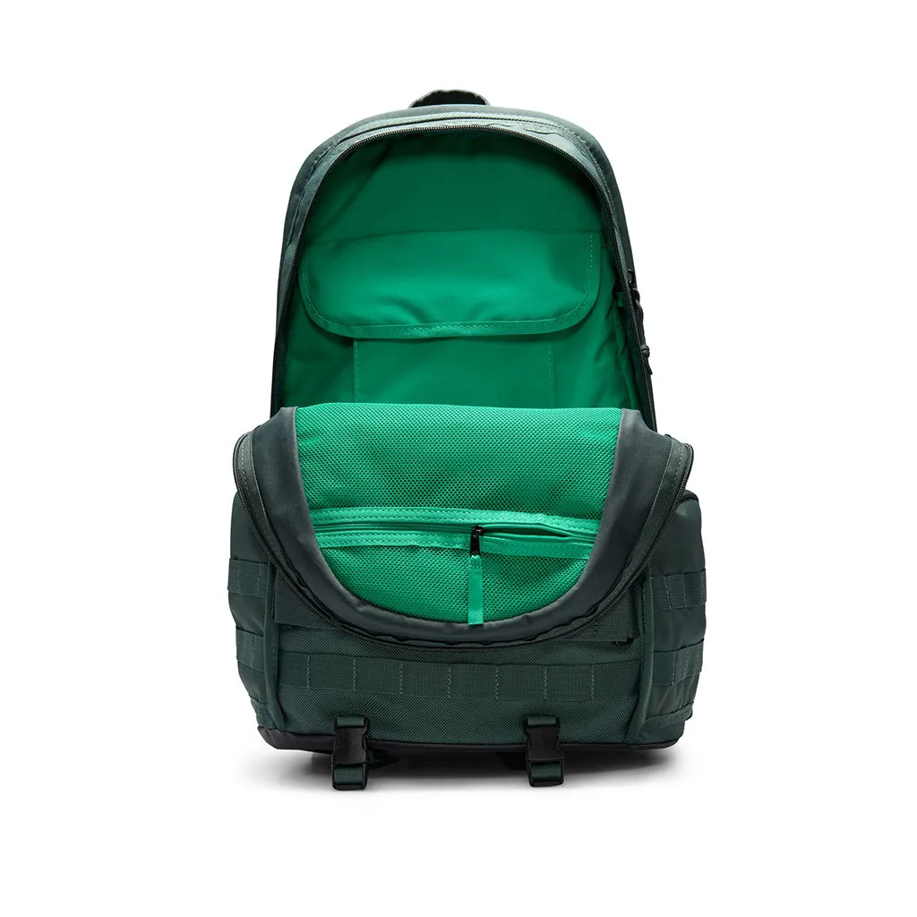 NIKE | SPORTSWEAR RPM 26 LITRE BACKPACK. VINTAGE GREEN/BLACK/STADIUM GREEN
